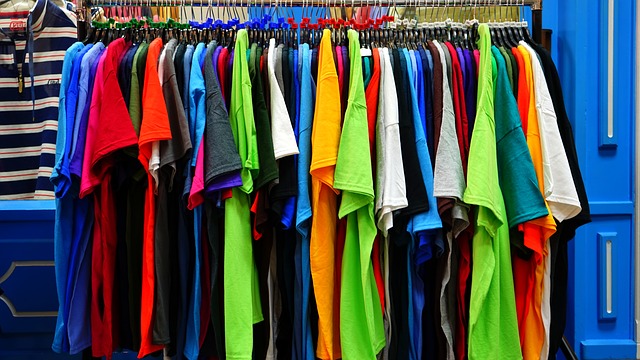 Cassonetti per la raccolta di indumenti e accessori di abbigliamento usati